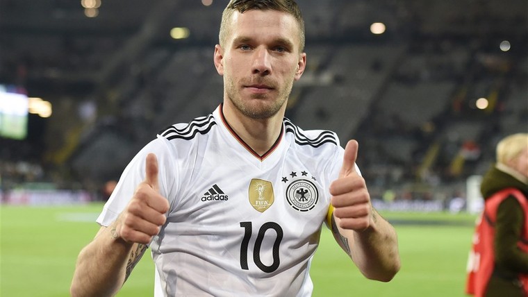 Podolski als een grootheid onthaald bij terugkeer op bekende grond