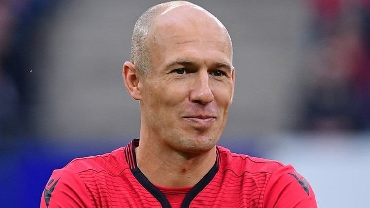 Bayern eert jarige Robben in 4 minuten en 41 seconden, Young mist zangtalent