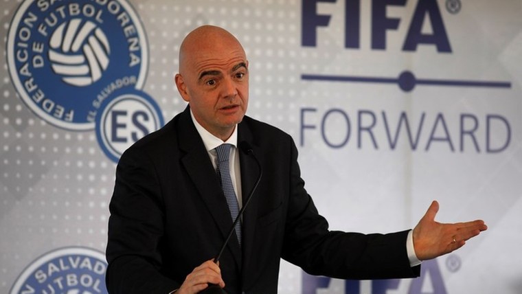 Loopgravenoorlog FIFA en makelaars over transfersysteem