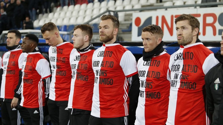Feyenoord-spelers brengen eerbetoon aan overleden Carlo de Leeuw
