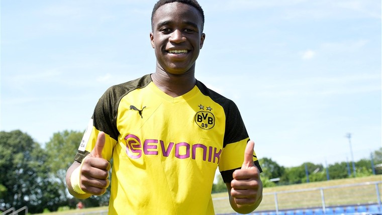 Dortmund geeft supertalent Moukoko (15) weer vrij voor Duitse jeugdteams