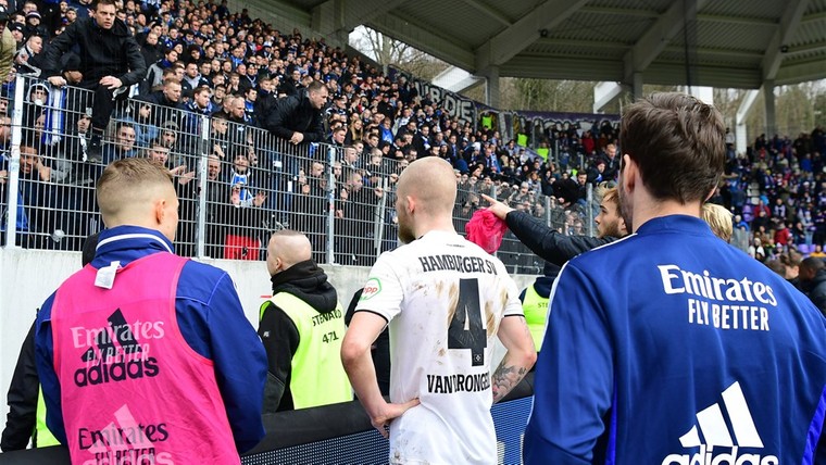 HSV-drama gaat door: politie en Van Drongelen moeten woeste fans bedwingen