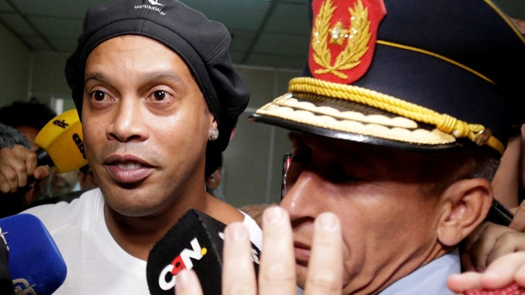 Te vroeg gejuicht: Ronaldinho toch weer vast vanwege vals paspoort