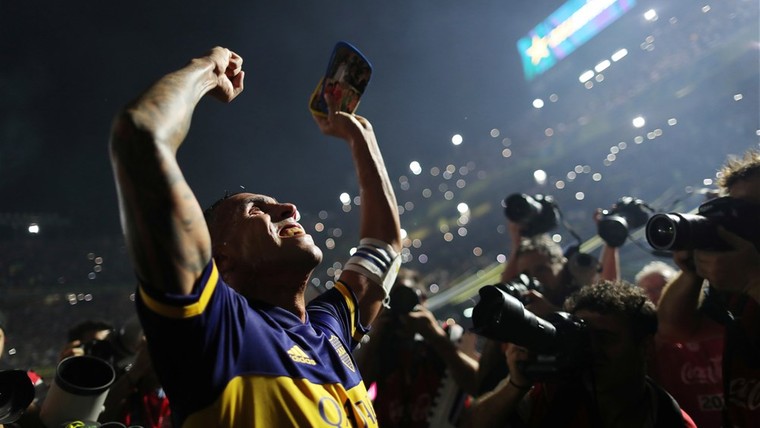 Feest in La Bombonera: Tévez flikt het weer, maakt Boca kampioen en kust Maradona