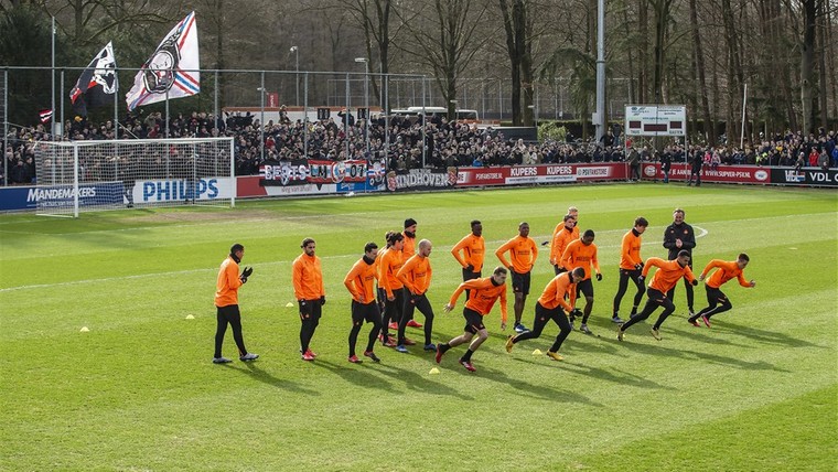 PSV geeft spelers huiswerk mee voor voetballoze periode