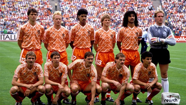 Cataract zoon Assortiment Oranje-tenue 1988 eindigt als tweede bij BBC-verkiezing: 'Wát een shirt' -  Voetbal International