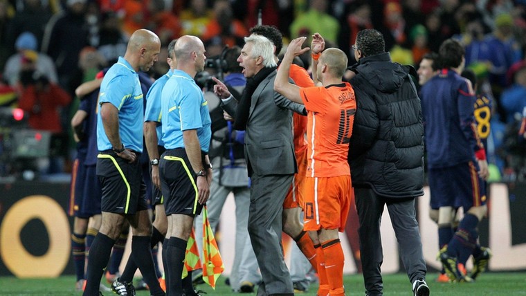 Van Marwijk: 'Ik was niet zo blij met Webb als scheidsrechter in WK-finale'