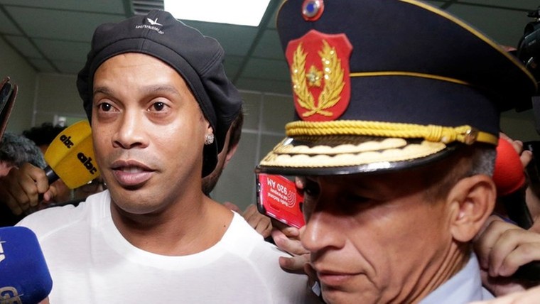Ronaldinho doorbreekt stilzwijgen en gaat in op tijd in gevangenis 