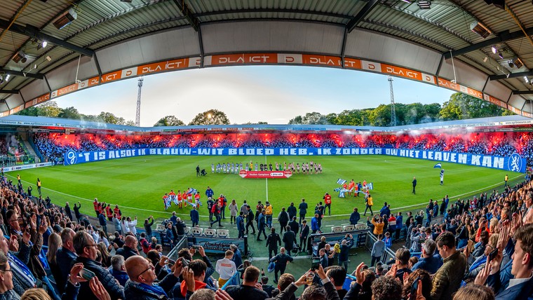 Halvering voetbaleconomie dreigt: 'Honderden miljoenen op het spel voor Eredivisie' 