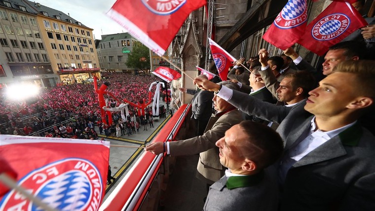 Traditionele balkonscène voor Rekordmeister Bayern uit den boze