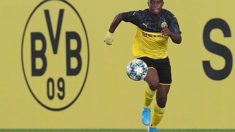 Dortmund heeft ondanks 128 goals geen haast met supertalent Moukoko