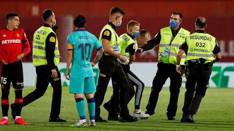 Zelfs in een leeg stadion wordt Messi opgezocht door een veldbestormer