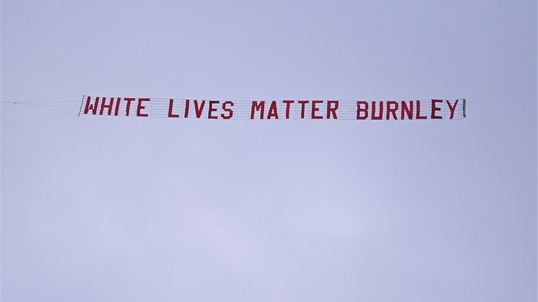 Burnley schaamt zich diep voor vliegtuig met spandoek 'White Lives Matter Burnley'