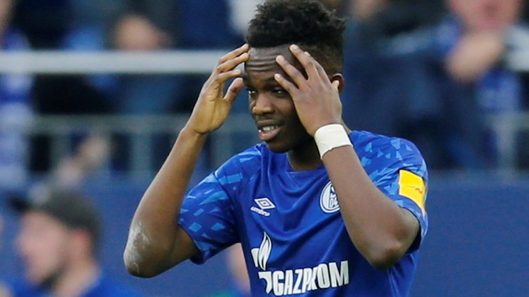 Schalke-speler Matondo door het stof na blunder met Dortmund-shirt