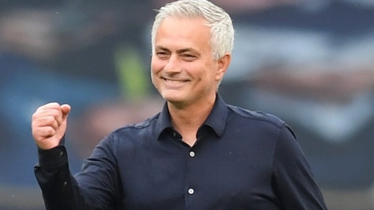 Mourinho introduceert de Mourinho-stand: 'Sinds ik er ben staan we vierde'