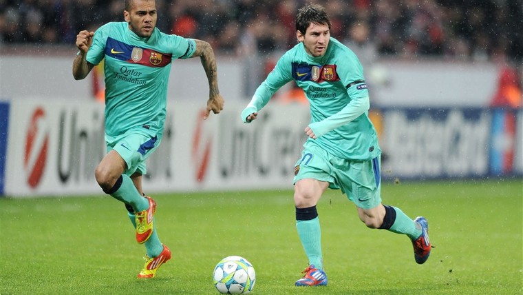 Dani Alves haalt uit: 'Messi kan het niet alleen'