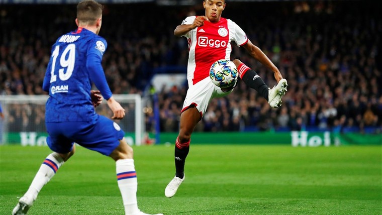 Neres na bijna negen maanden weer klaar voor Ajax-speelminuten