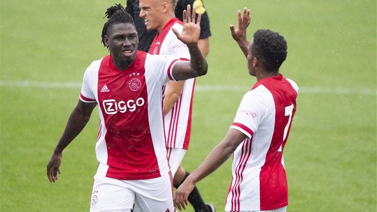 Jonkies van Ajax rekenen overtuigend af met Holstein Kiel