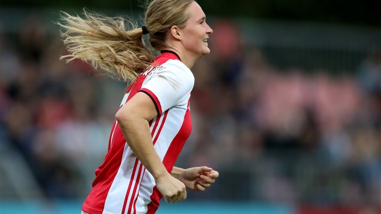 Ajax Vrouwen triomferen in historische wedstrijd