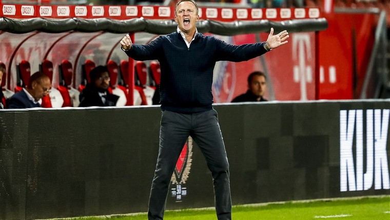 Falend FC Utrecht irriteert Van den Brom: 'Ik lijk wel een papegaai, dit was bizar'