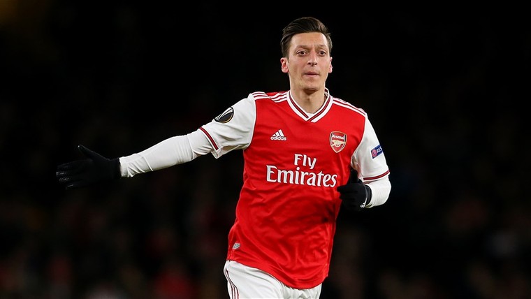 Ruimhartige Özil redt de baan van Arsenal-mascotte