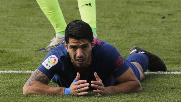 Atlético knijpt de handen nu al dicht met goudhaantje Suárez