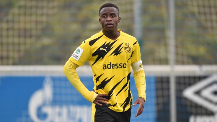 Dortmund-sensatie Moukoko (15) na hattrick beledigd door Schalke-fans