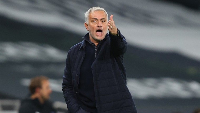 Mourinho wordt moedeloos van VAR: 'Ik mis het oude voetbal'
