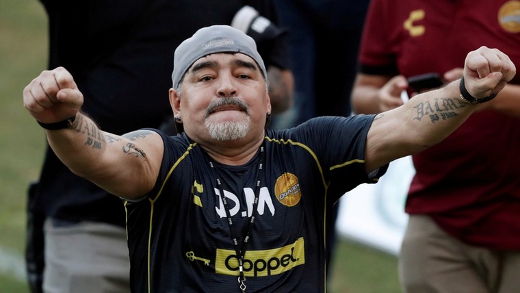 Maradona opgenomen in ziekenhuis: 'Hij heeft hulp nodig'