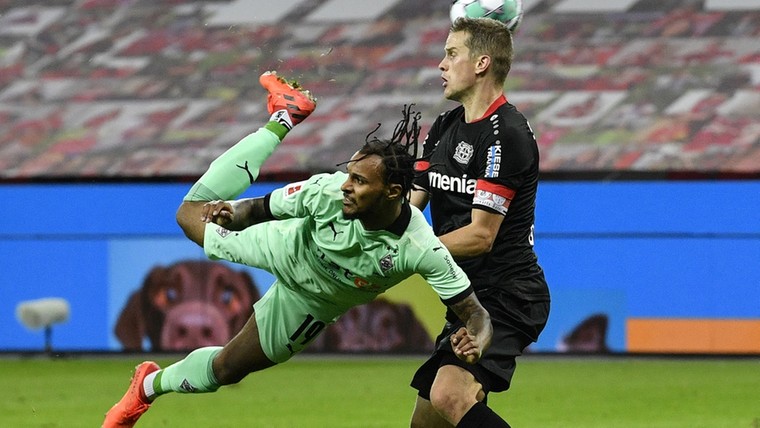 Bosz dendert door met Leverkusen na voetbalfeest met 'scorpion kick'