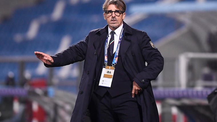 Italië maakt indruk en draagt zege op aan afwezige bondscoach