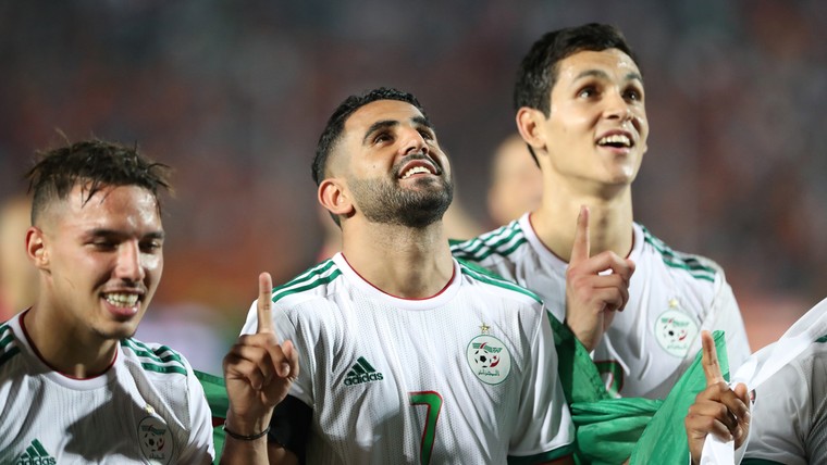 Mahrez schiet Algerije met absolute wereldgoal naar Afrika Cup