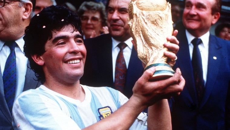 Legendes nemen afscheid van Maradona: 'Hopelijk vind je rust in Gods handen'