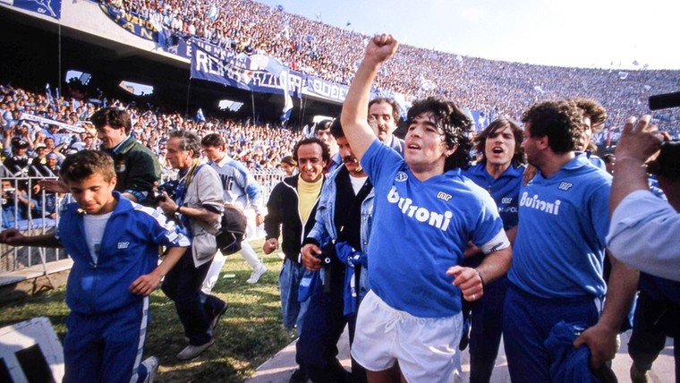 Van de sterren naar de stallen: de Napoli-jaren die Maradona verslinden