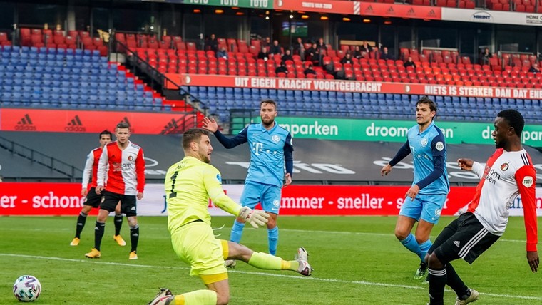 Feyenoord behoudt met kunst- en vliegwerk bijzondere status onder Advocaat