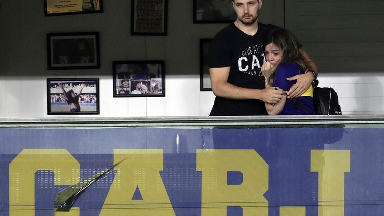 Emoties bij dochter Maradona na eerbetoon Boca en Newell's Old Boys