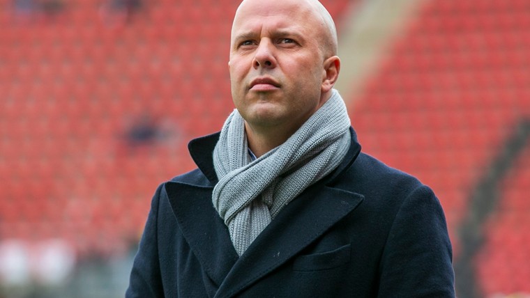 Bom barst in Alkmaar: 'Een coach die naar Feyenoord gaat kan niet bij AZ werken'