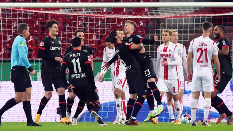 Bosz Babes vol vertrouwen richting topper: 'Natuurlijk is Bayern te verslaan'