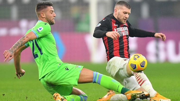 AC Milan pakt in extremis toch weer koppositie, Karsdorp blinkt uit bij AS Roma