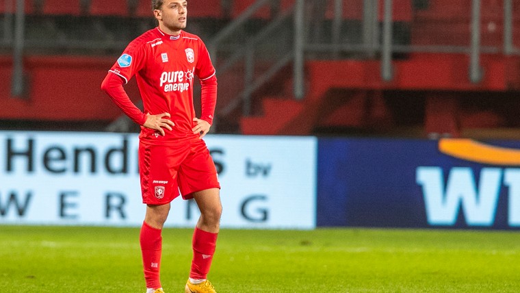 Twente willigt wens in en laat Lamprou na 250 minuten weer gaan