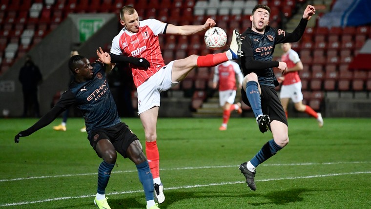 Man City net op tijd wakker tegen dappere dwerg Cheltenham