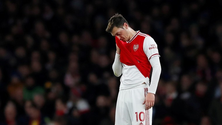 Emotionele Özil neemt vol liefde afscheid van Arsenal
