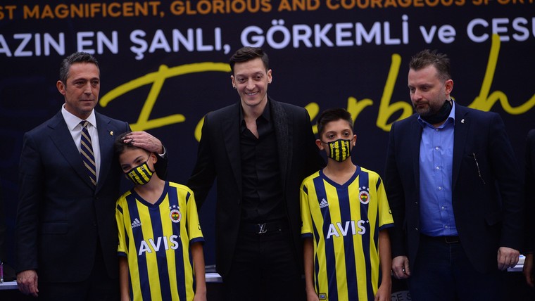 332 dagen wachten zitten erop: Özil beleeft mooi debuut voor Fenerbahçe