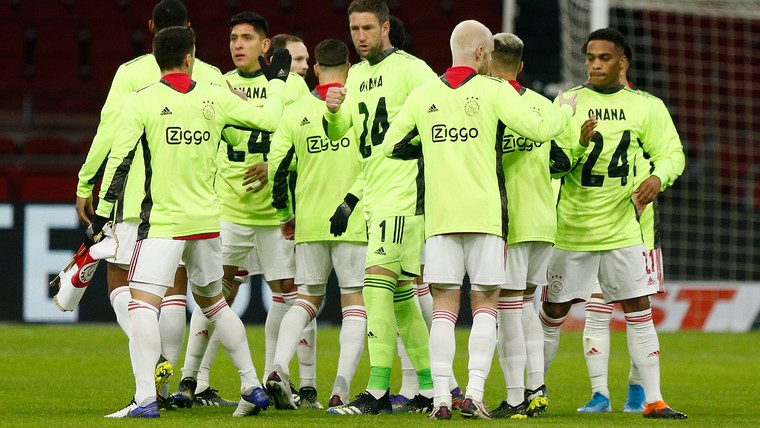 Steunbetuiging in Amsterdam: Ajax-selectie als één man achter Onana