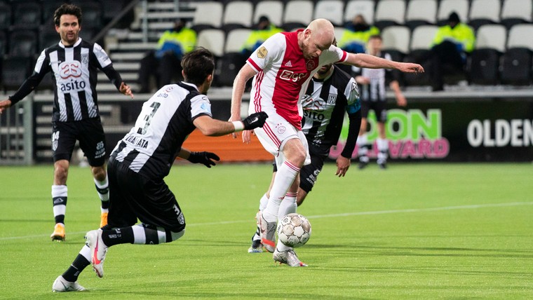 Ajax slaat mede dankzij betwist doelpunt Klaassen opnieuw grote slag