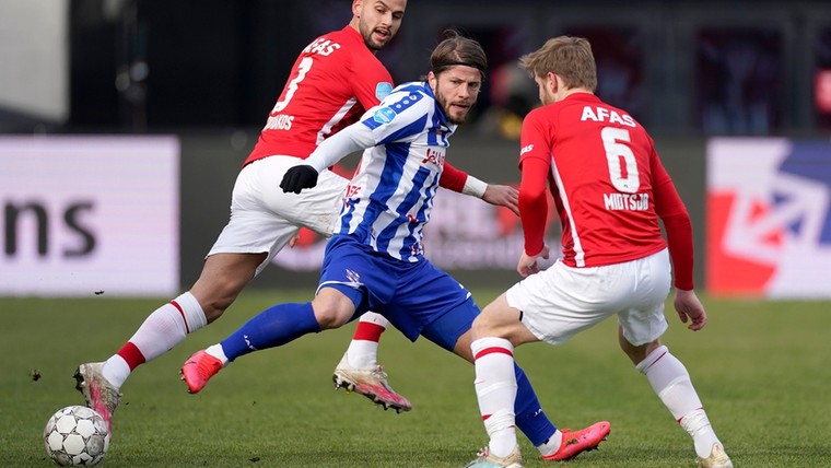 AZ verpest Eredivisie-rentree scorende Schöne en verkleint gat met PSV
