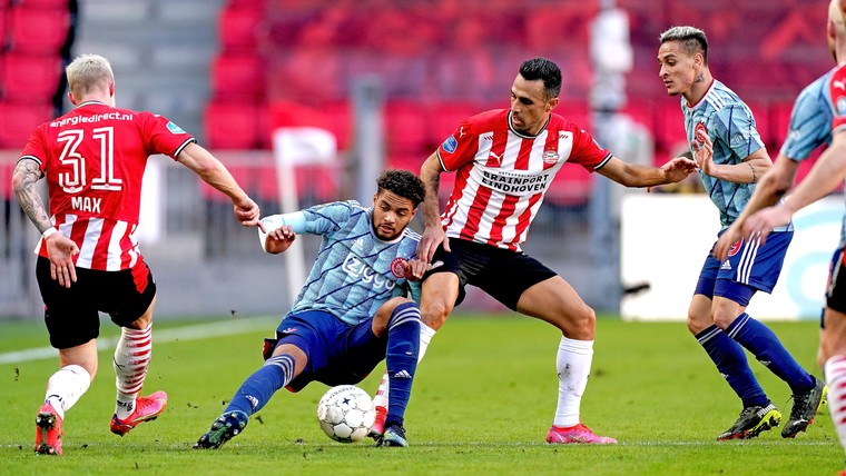 Ajax houdt PSV op ruime afstand na zeer hectische slotfase