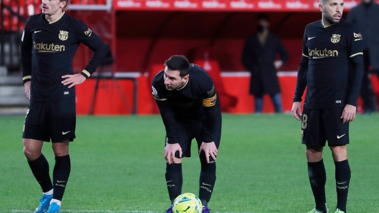 Messi evenaart Xavi: niemand speelde vaker voor Barça