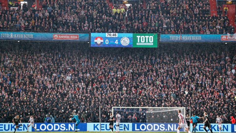 KNVB: 'De weg naar publiek in de stadions ligt open'