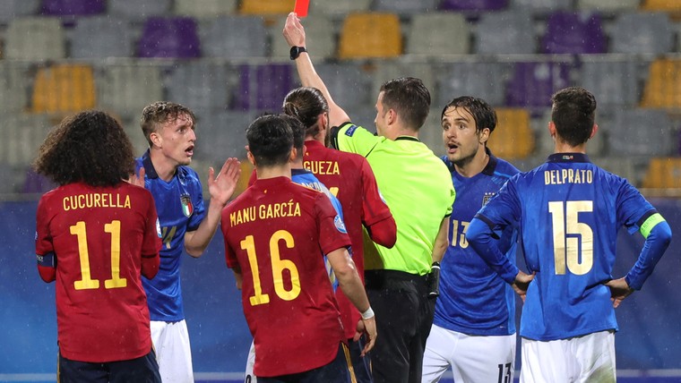 Drie rode kaarten in verhitte slotfase bij duel Jong Italië en Jong Spanje